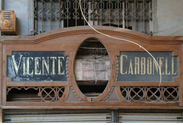 Los rótulos artesanales se resisten al olvido