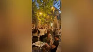 La alegría de los madrileños al volver la luz en una plaza de Madrid