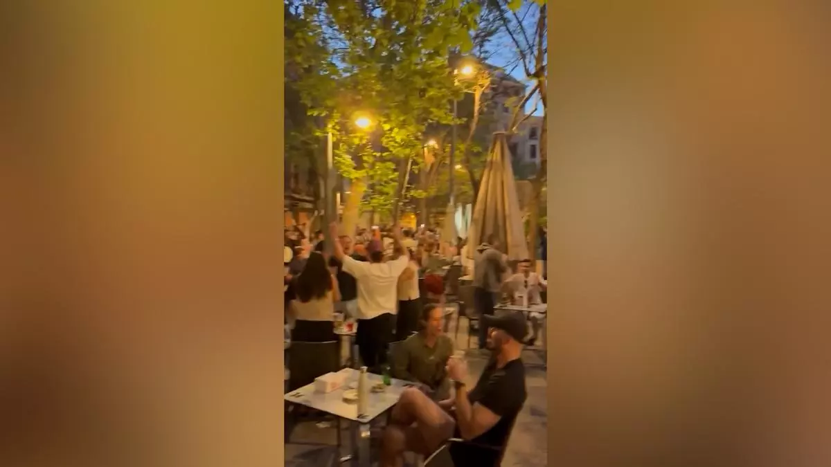 La alegr赤a de los madrile?os al volver la luz en una plaza de Madrid