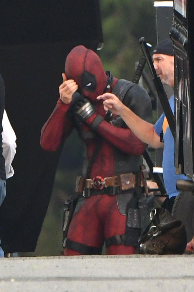Ryan Reynolds no ve tres en un burro con la dichosa máscara del traje de Deadpool