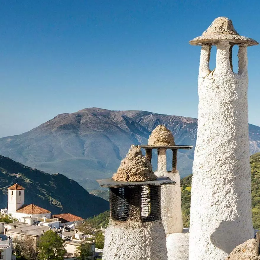 Treveléz: una joya remota de casas pintadas de cal que parecen cuelga de las montañas de Sierra Nevada a más de 1400 metros de altura