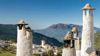 Treveléz: una joya remota de casas pintadas de cal que parecen cuelga de las montañas de Sierra Nevada a más de 1400 metros de altura