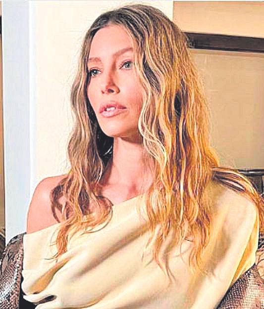 Jessica Biel con tono de piel claro y subtono neutro.