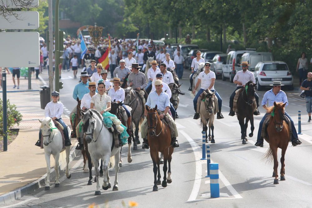 Los romeros de San Bernabé recorrieron ayer las calles de la ciudad en su tradicional romería procesionando al Santo Patrón hasta Nagüeles