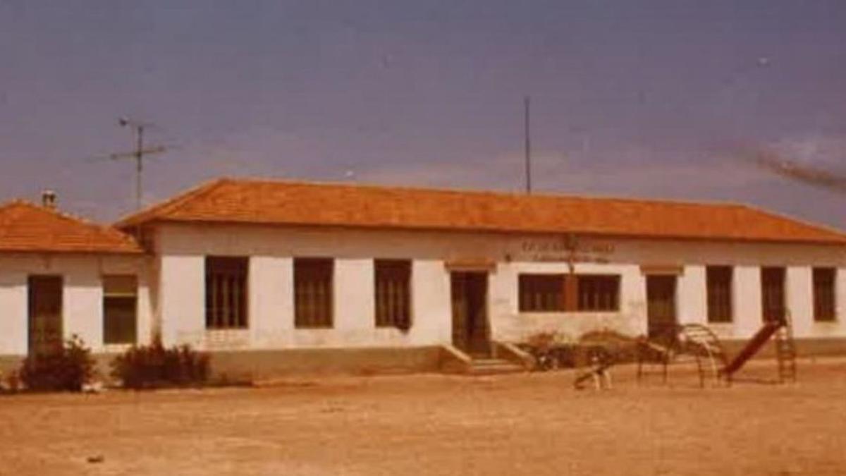 Edifici construït durant la II República per a les escoles dels xics i les xiques i les cases dels mestres de Torrellano Alt, arquitecte Santiago Pérez Aracil, el primer curs: 1936-37.