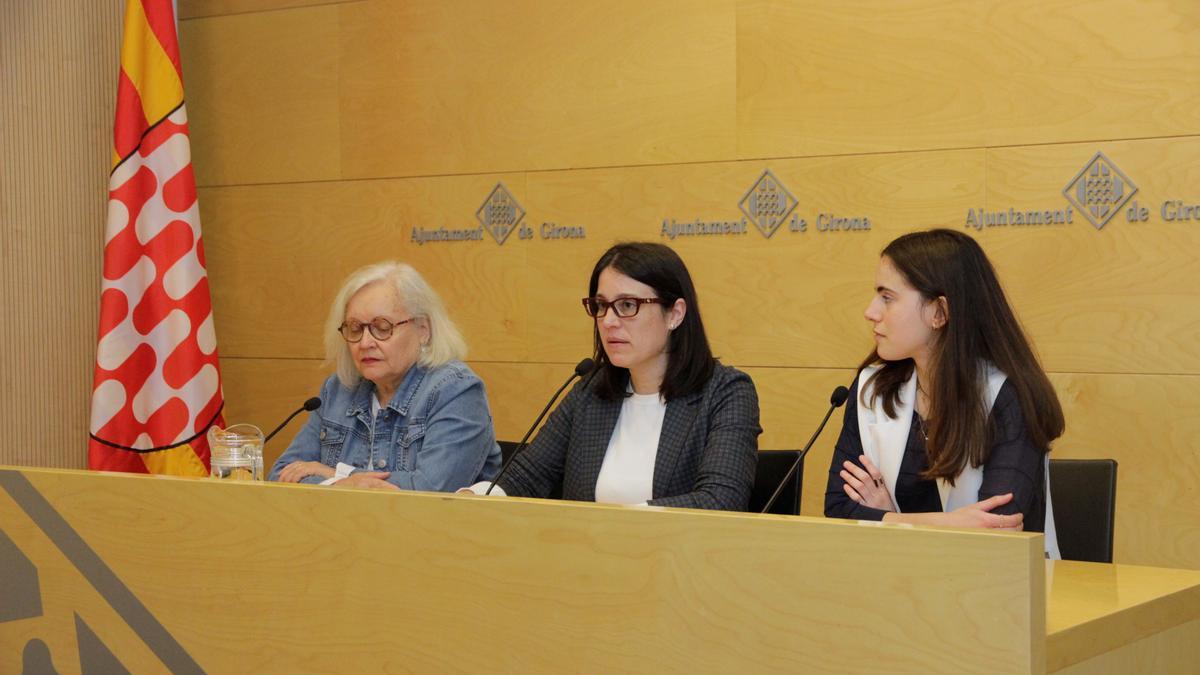 La regidora d'Habitatge i Joventut de Girona, Annabel Moya, amb les dues memebres del programa Girona Conviu, Montserrat Mateu i l'estudiant Sophia Cano.