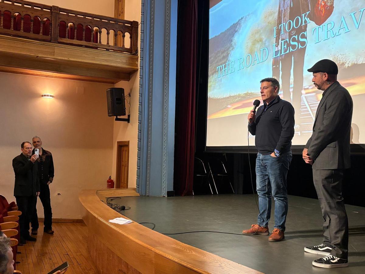 En el escenario, el alcalde José Luis Fotaniella con Budro Partida.