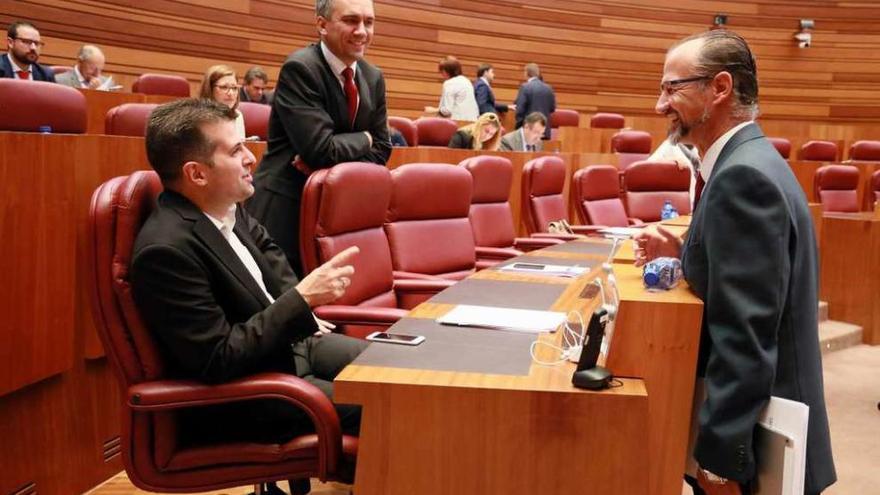 El portavoz del PSOE, Luis Tudanca, y el portavoz de Ciudadanos, Luis Fuentes, conversan durante el Pleno.