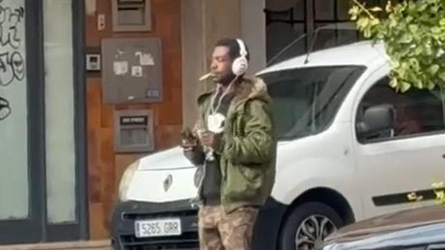 Un home genera alarma exhibint una rèplica d'una pistola al carrer de Sant Josep de Manresa