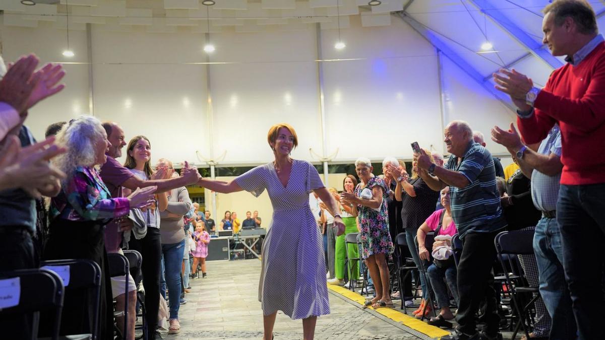 Imagen de Onalia Bueno saludando a los asistentes al acto de presentación de su nuevo proyecto.