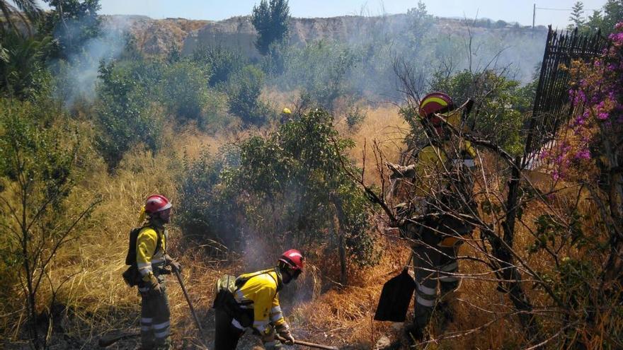 Sofocan un incendio en un terreno agrícola de Albudeite cercano a casas