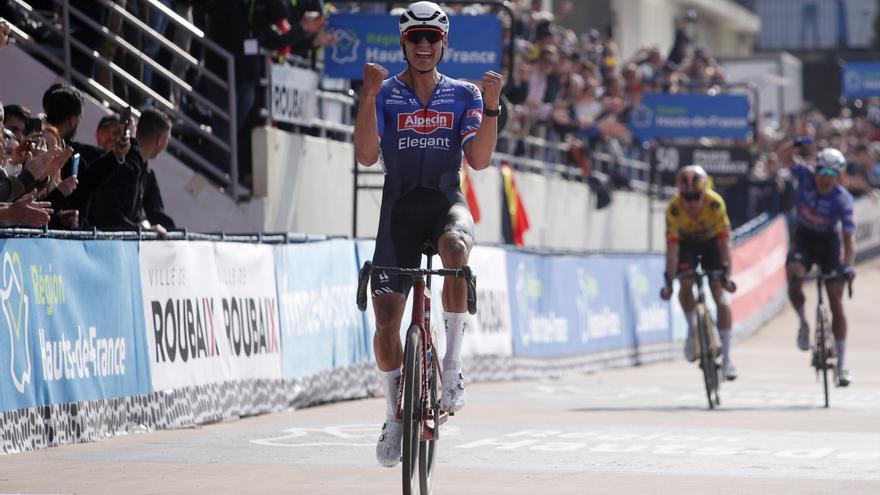 Van der Poel agranda su palmarés con la París-Roubaix