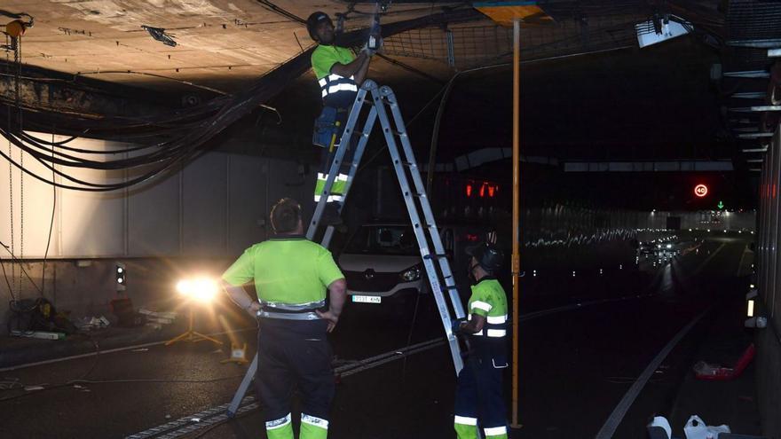 Operarios reparan sistemas y servicios del túnel de María Pita, ayer por la mañana. |   // VÍCTOR ECHAVE