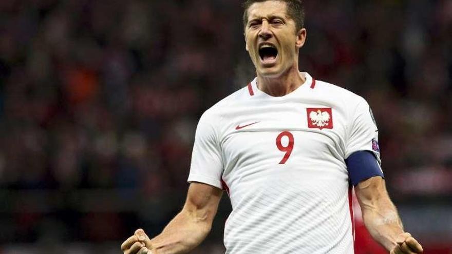 Lewandowski festeja uno de los goles de ayer. // Efe