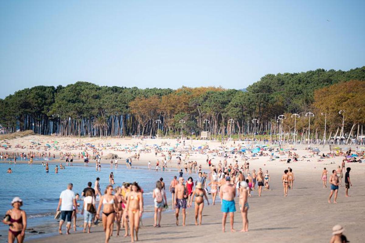 La playa de Samil, llena en verano.