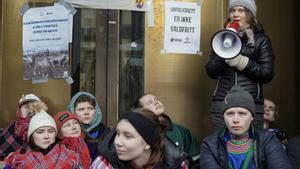 Greta Thunberg con otros activistas medioambientales manifestándose a las puertas del Ministerio de Petróleo y Energía de Noruega.