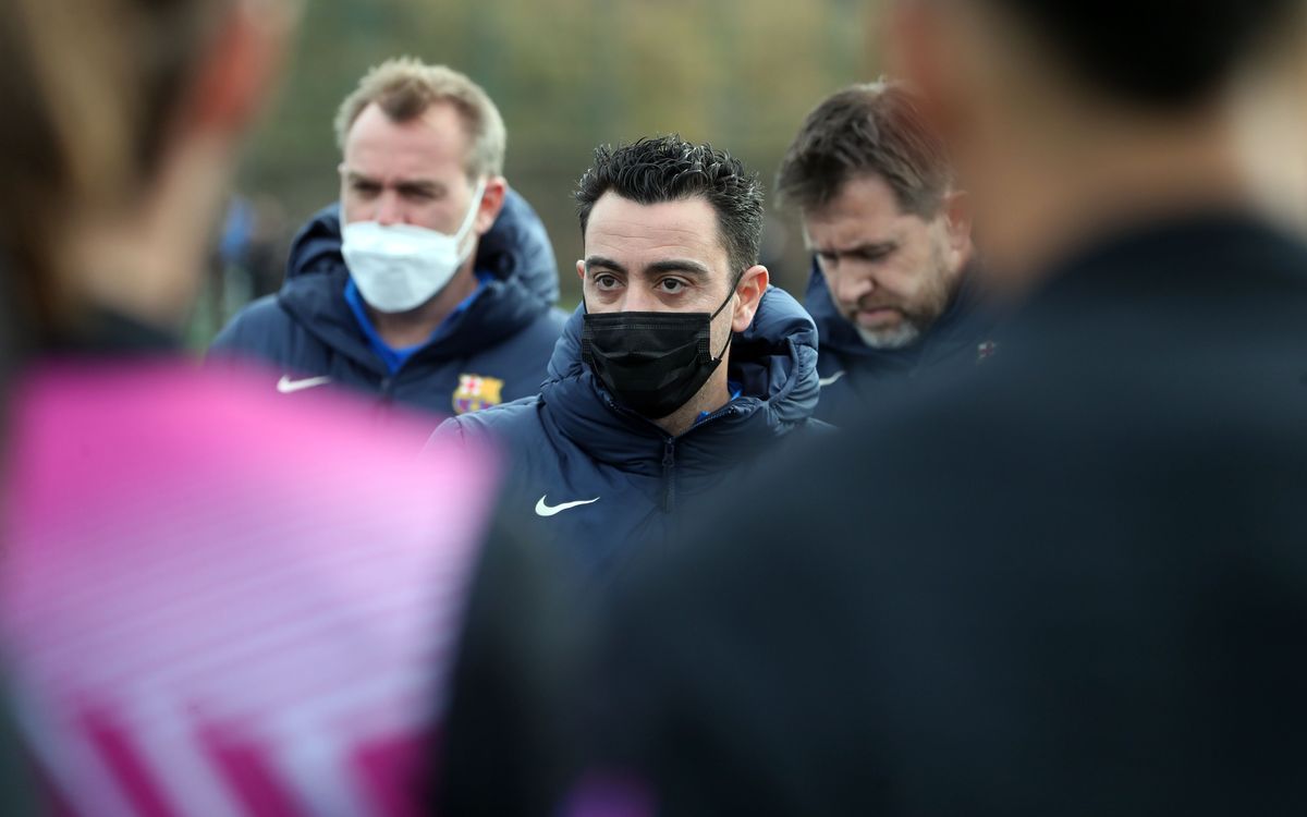 Xavi charla con sus jugadores en el entrenamiento del Barça en la ciudad deportiva previo al estreno en la Europa League.