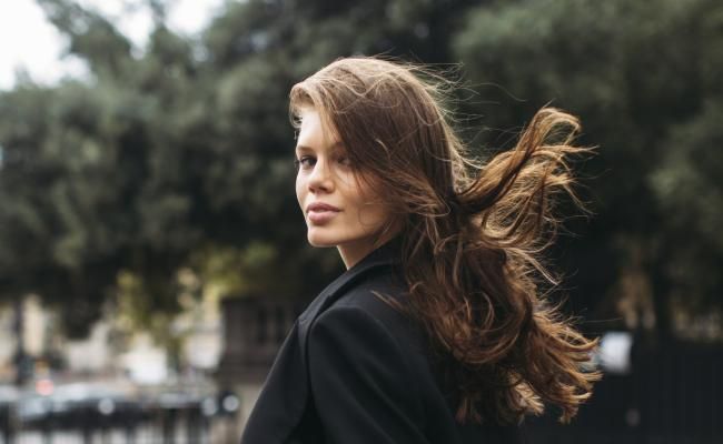 Suelto, con volumen desde la raíz y brillante. Así queda el pelo tras los rituales prelavado