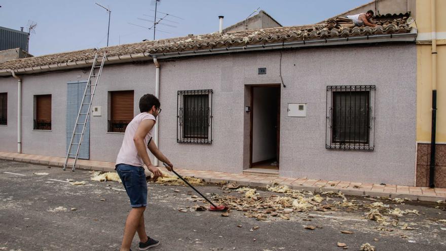 Beneixama se moviliza para recuperar la normalidad tras los destrozos del &quot;tornado&quot;