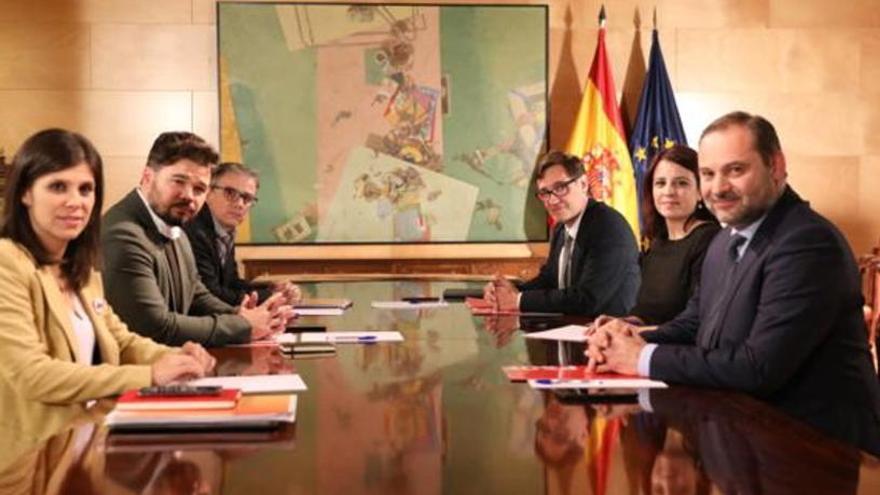 Pla mitjà de Marta Vilalta, Gabriel Rufián i Josep Maria Jové (ERC) amb José Luis Ábalos, Adriana Lastra i Salvador Illa (PSOE-PSC) a la segona reunió de la taula de negociació al Congrés