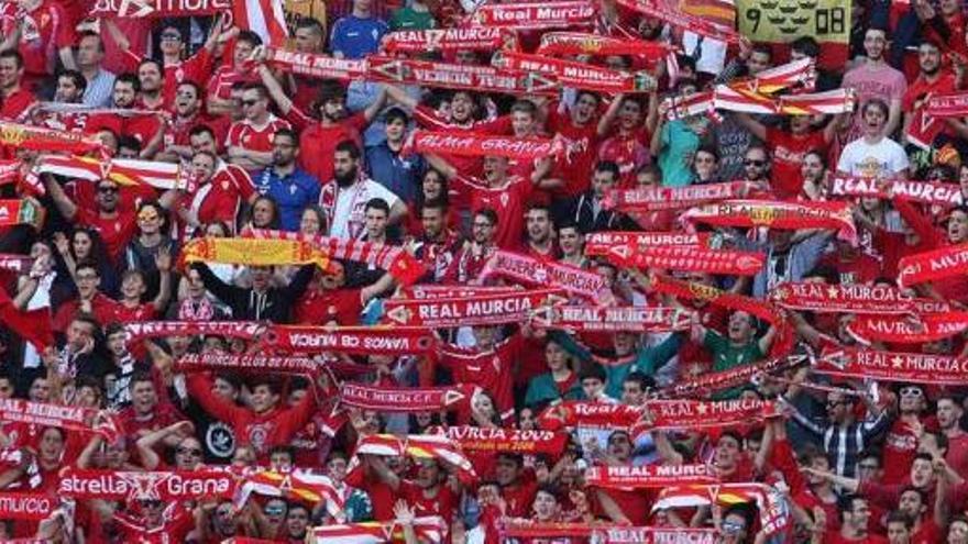 El fondo sur presentó un lleno completo durante el partido frente al UCAM.