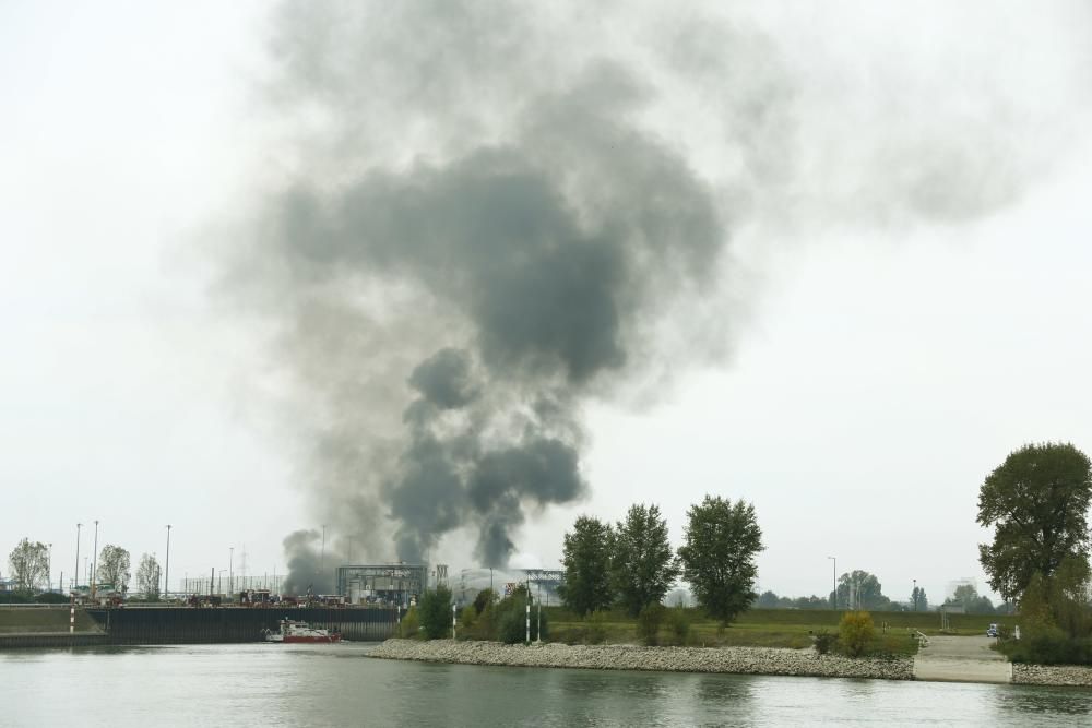 Varias personas resultaron hoy heridas tras dos explosiones en sendas plantas químicas del gigante alemán BASF en ese país.