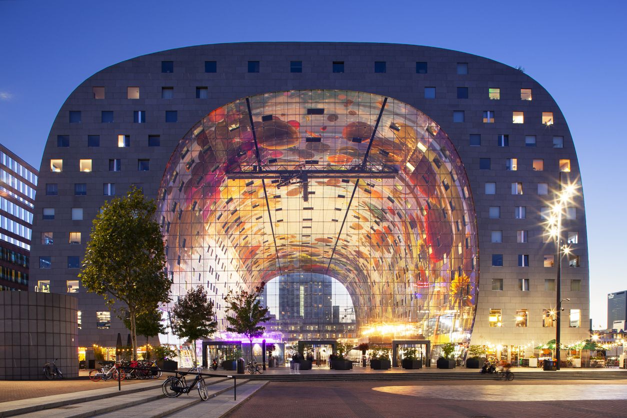 Markthal de Rotterdam en el crepúsculo.