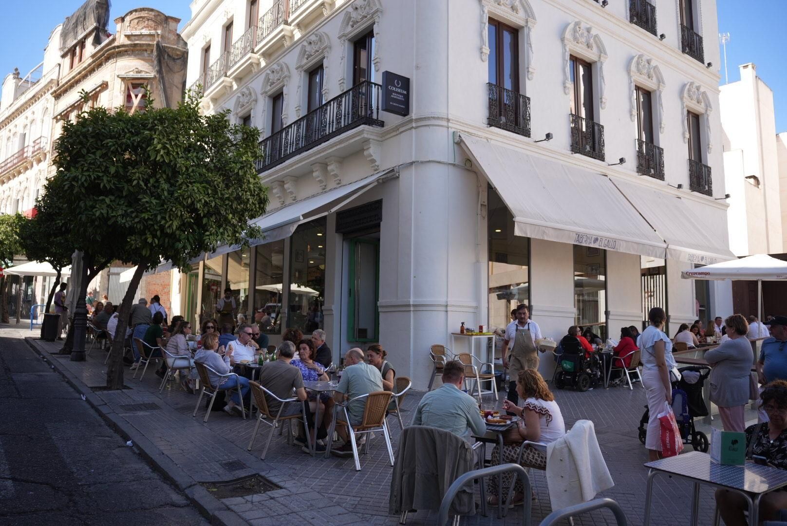 El ambiente en la hostelería cordobesa en el mediodía del Magno Vía Crucis