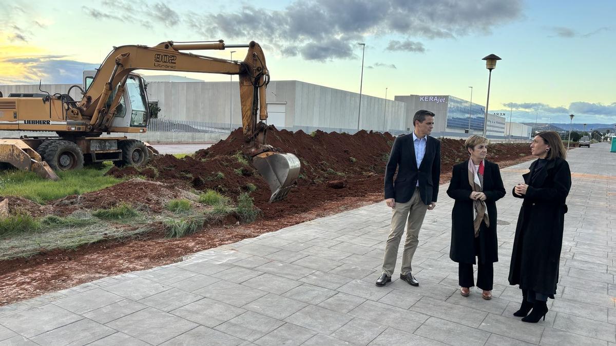 La consellera y la alcaldesa han visitado el área industrial Supoi-8 para conocer el avance de las actuaciones de mejora que se están desarrollando.