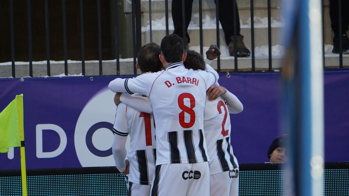 Los jugadores del Castellón celebran un gol.