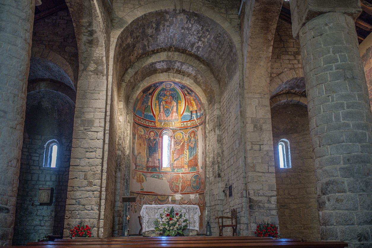 Santa Maria de Taüll representa la arquitectura románica catalana.