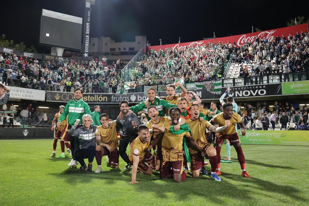 Los jugadores del Córdoba CF celebran la victoria ante el Castellón sobre el césped de Castalia.