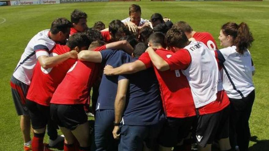 Los jugadores del Mallorca se abrazan tras el partido.