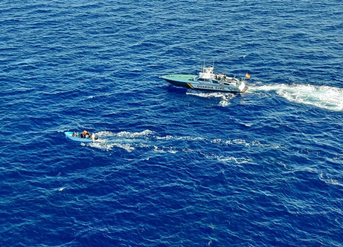 La Guardia Civil intercepta una patera en Cabrera en una imagen de archivo.