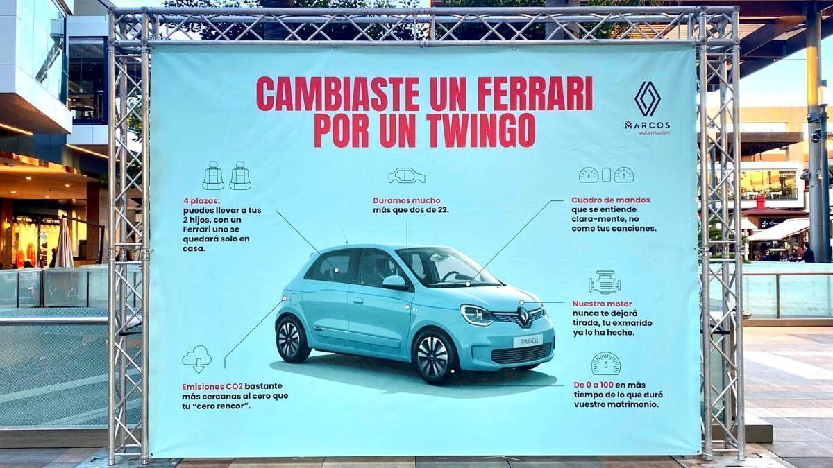 Murcia, protagonista en la polémica de Shakira y Piqué por este anuncio de Twingo en un centro comercial.