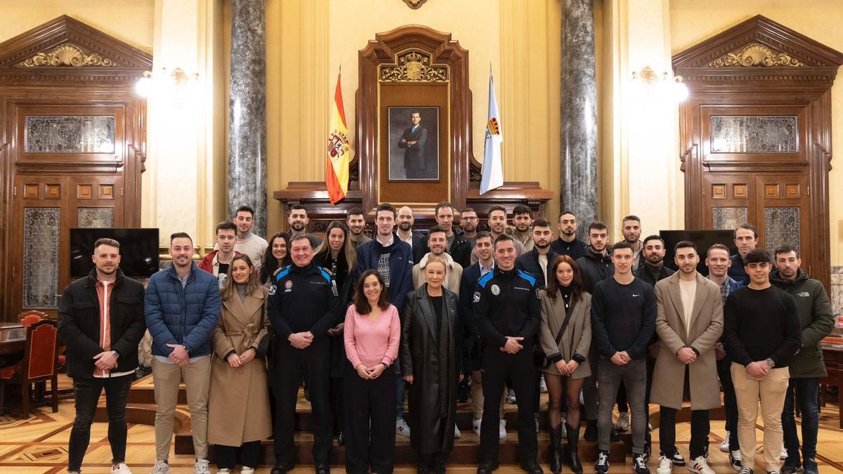 Los futuros nuevos policías locales, con la alcaldesa en el Ayuntamiento.