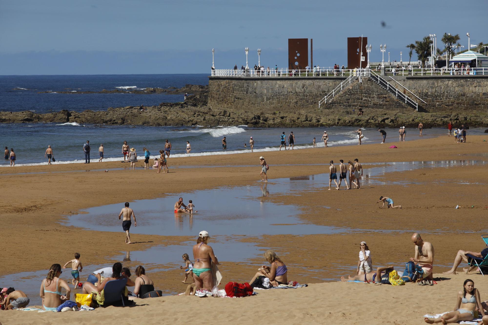 Día de sol y calor en Gijón para llenar las playas