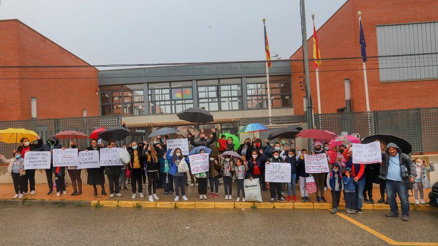 Los padres de Torremendo exigen a Orihuela que autorice el transporte escolar de sus hijos al IES de San Miguel de Salinas