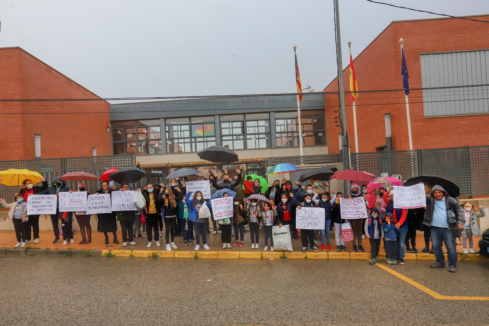 Los padres y madres de Torremendo (Orihuela) reclaman transporte escolar para los alumnos matriculados en el IES Los Alcores (San Miguel de Salinas)