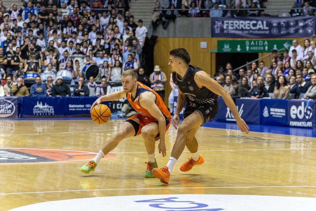 Paul Jorgensen dirige un ataque del Leyma contra el Obradoiro en la primera vuelta.
