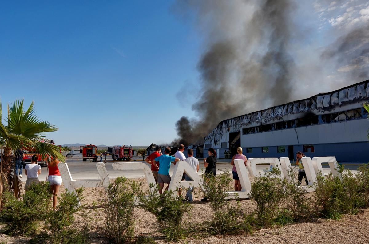 Un incendio arrasa una fábrica de muebles de baño en Villa del Río