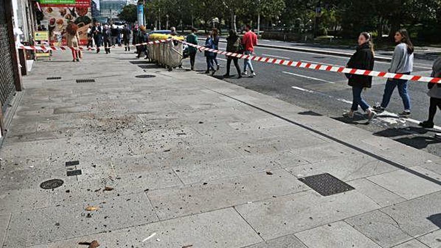 Cascotes de un edificio caen en el Cantón Pequeño