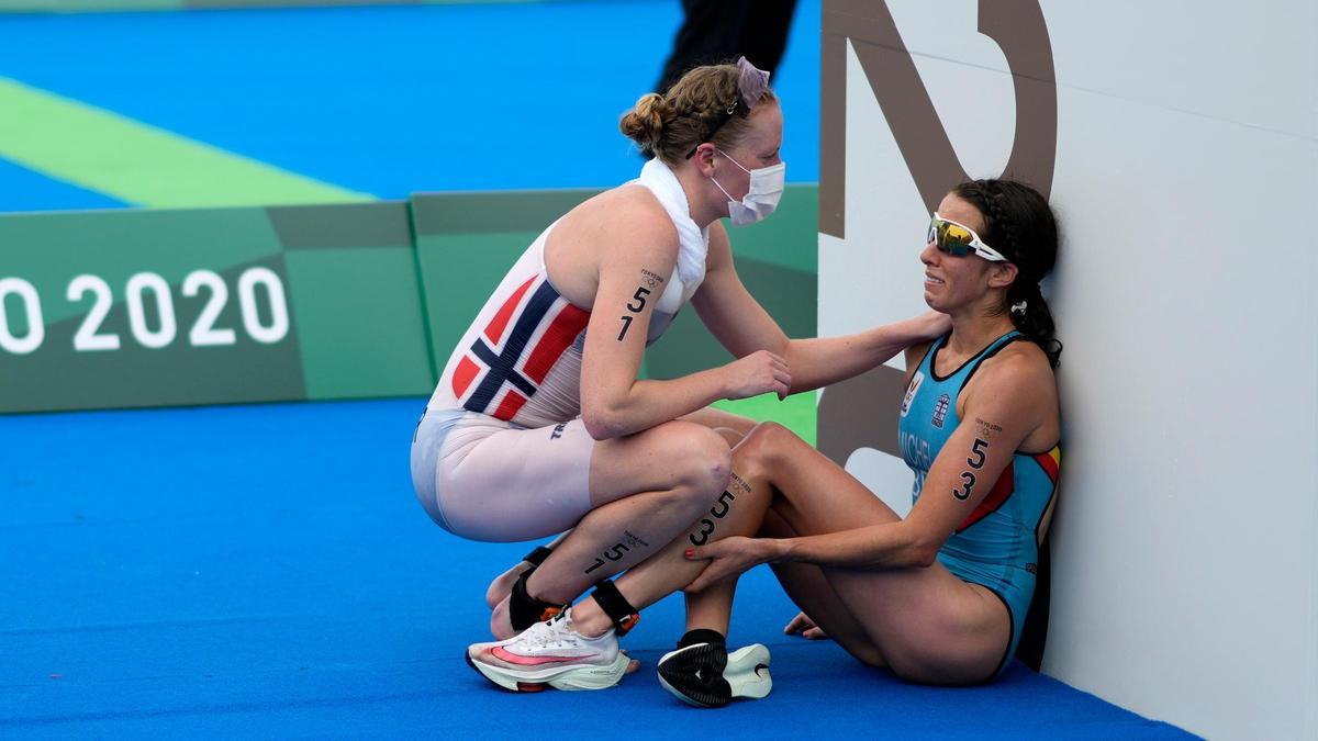 La triatleta Claire Michel assitida por Lotte Miller tras finalizar la prueba en París