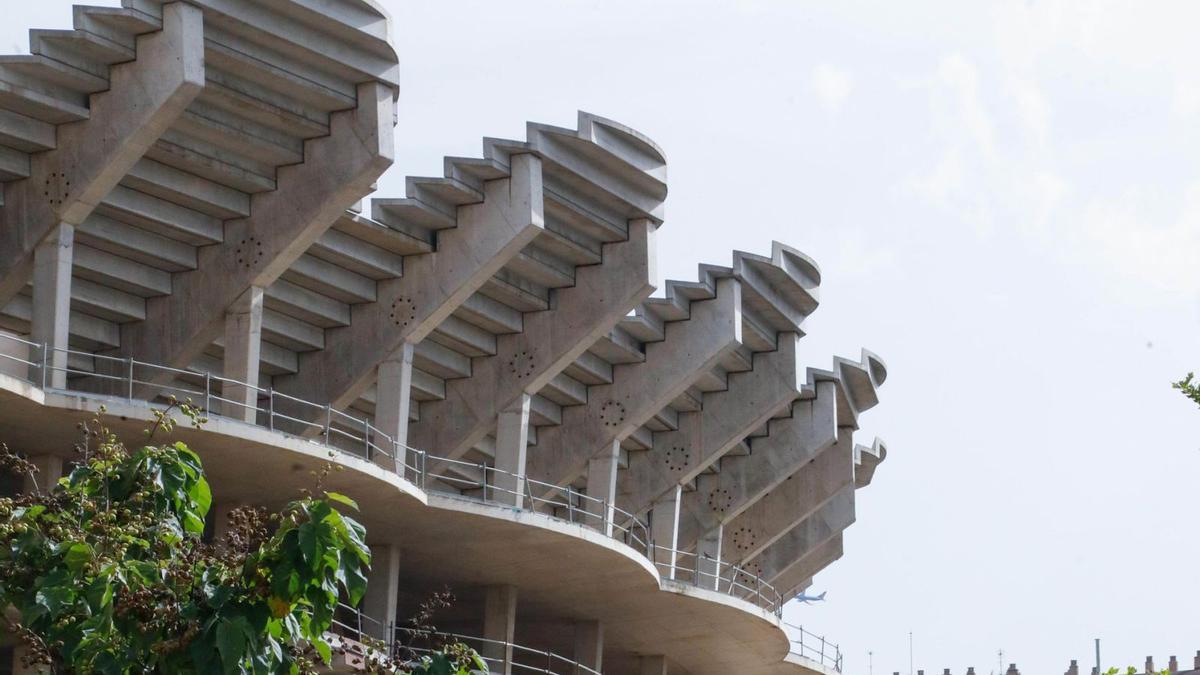 Aspecto de la grada del nuevo Mestalla, con las obras paradas desde hace 13 años. | FRANCISCO CALABUIG