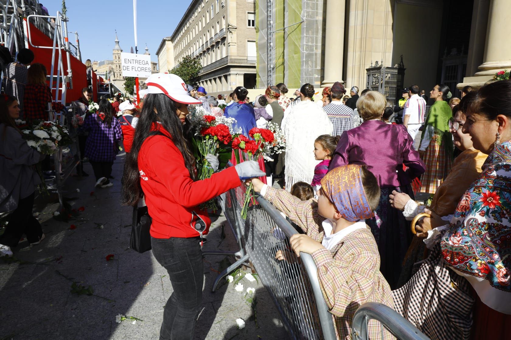 En imágenes | Zaragoza vive su día grande con la Ofrenda de Flores a la Virgen del Pilar