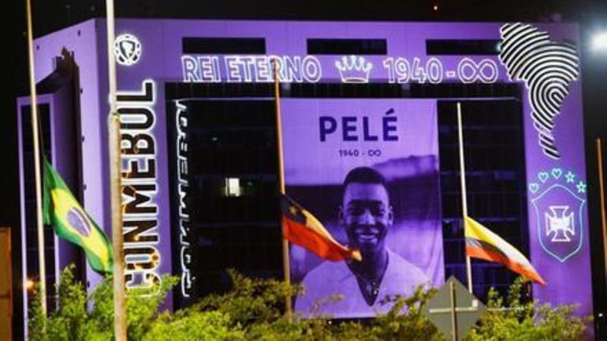 Homenaje a Pelé en la sede de la Comebol.