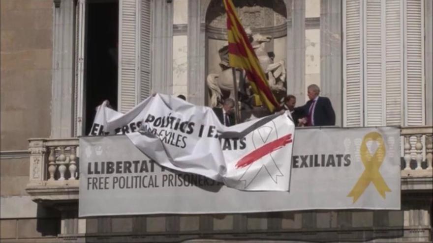 Torra canvia el llaç groc per un de blanc a la façana del Palau de la Generalitat