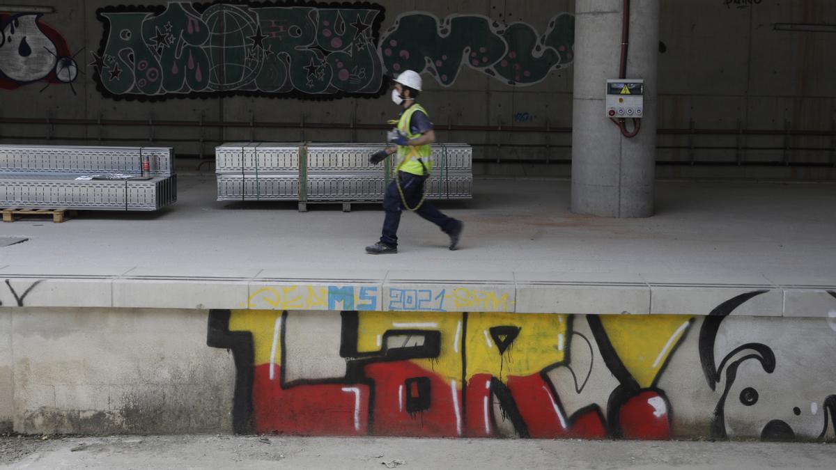 Grafitis y más grafitis en paredes y andenes de la nueva estación de Sant Andreu Comtal, cuando falta más de un año para que se inaugure