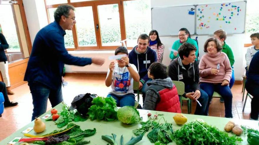 Taller para escolares sobre verduras ecológicas elaborado durante las jornadas de puertas abiertas de Edes.