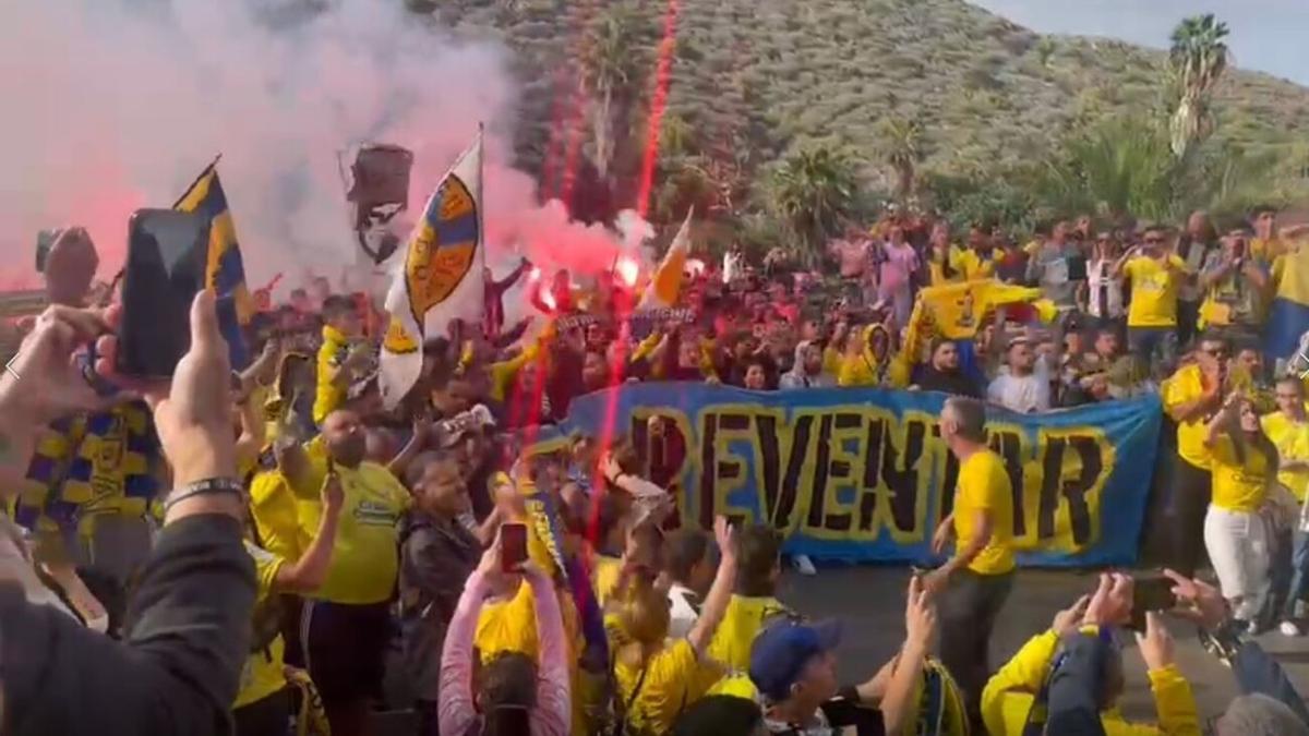 Los aficionados de la UD Las Palmas despiden al equipo antes de su viaje a Tenerife para el derbi canario.